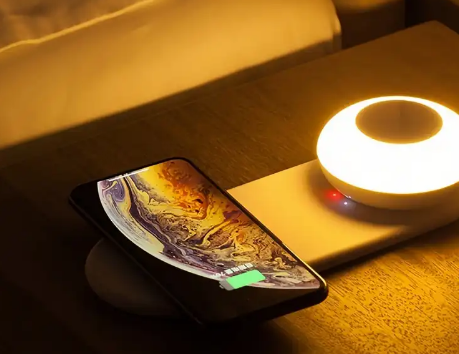 给手机无线充电的床头灯