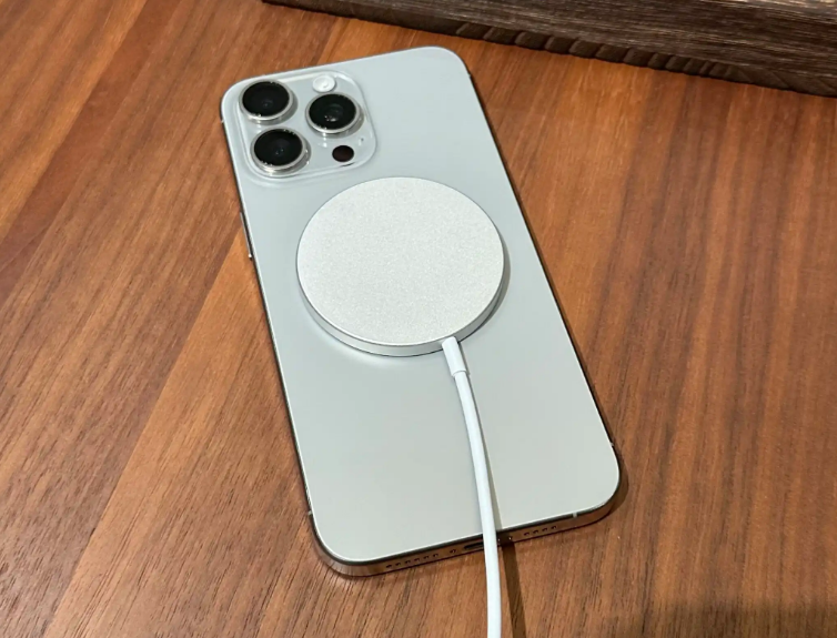 苹果无线充电15W快吗